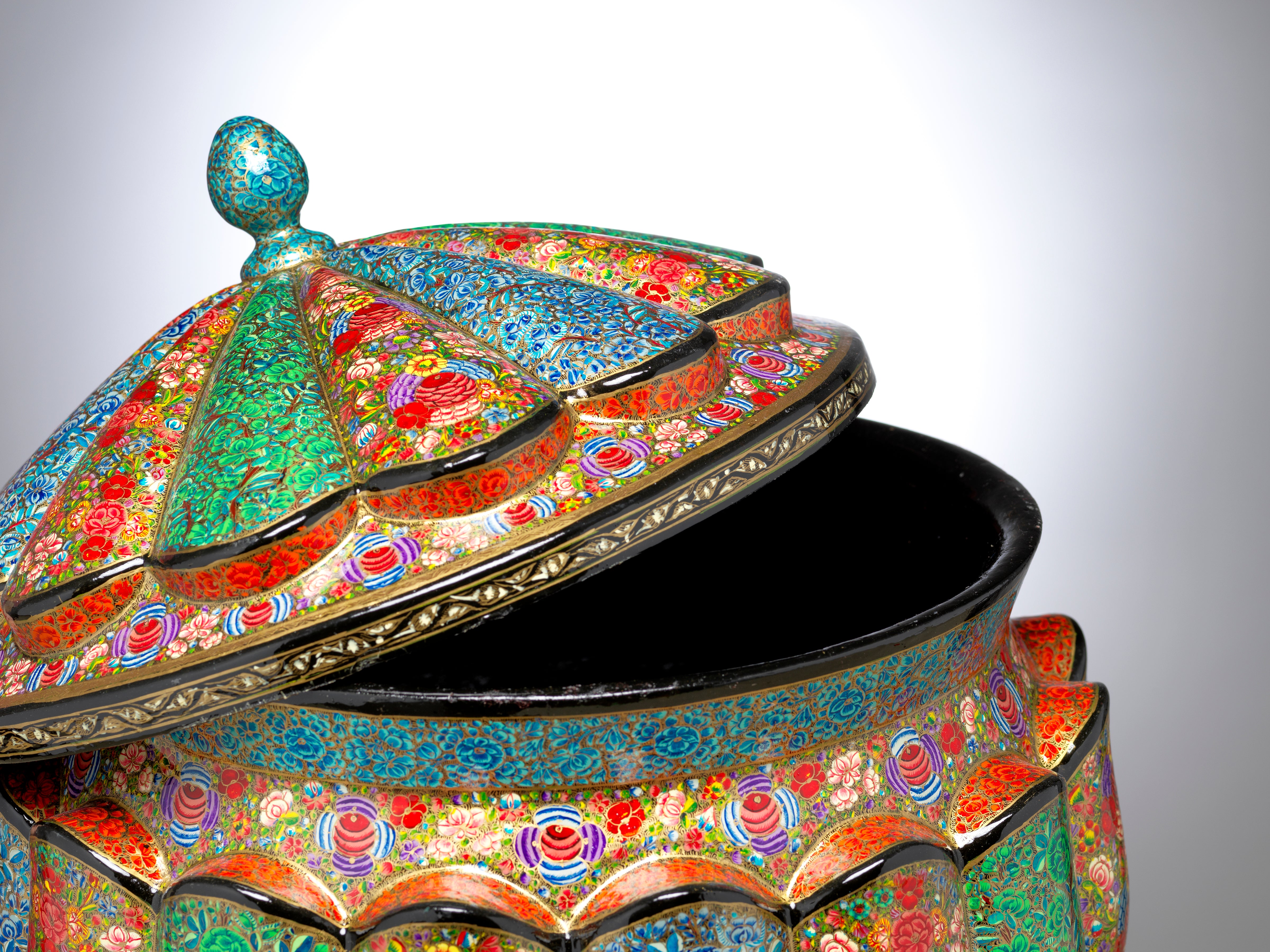 Majestic Fruit Bowl – An Elegant Home Decor Statement
