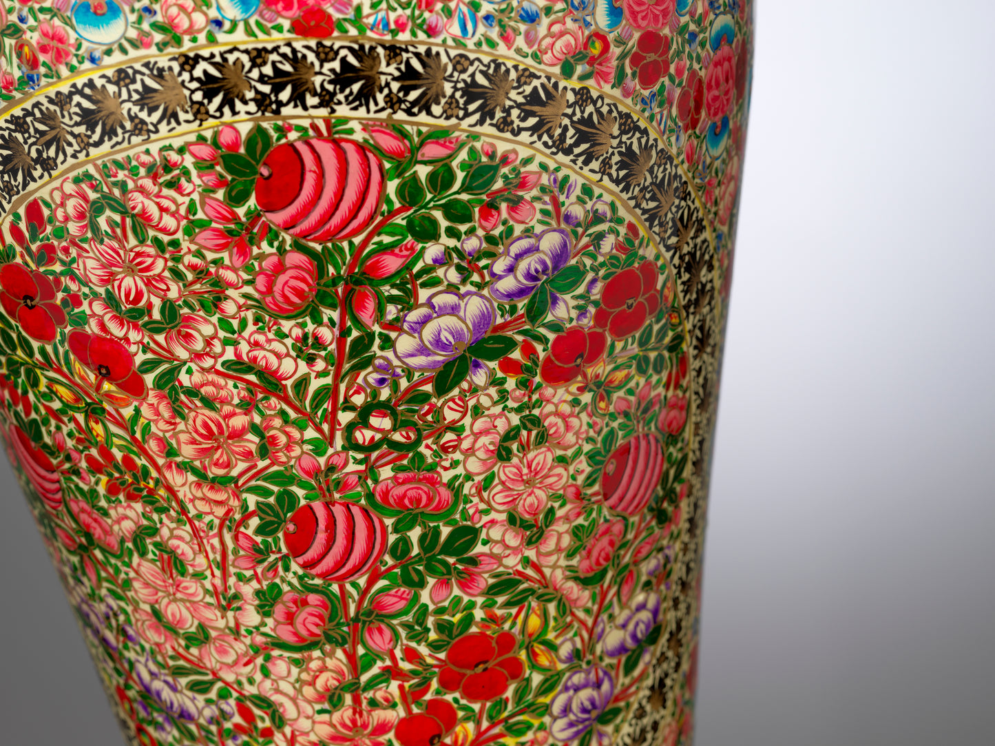 Exquisite Limited Edition Vase – A Timeless Home Decor Masterpiece