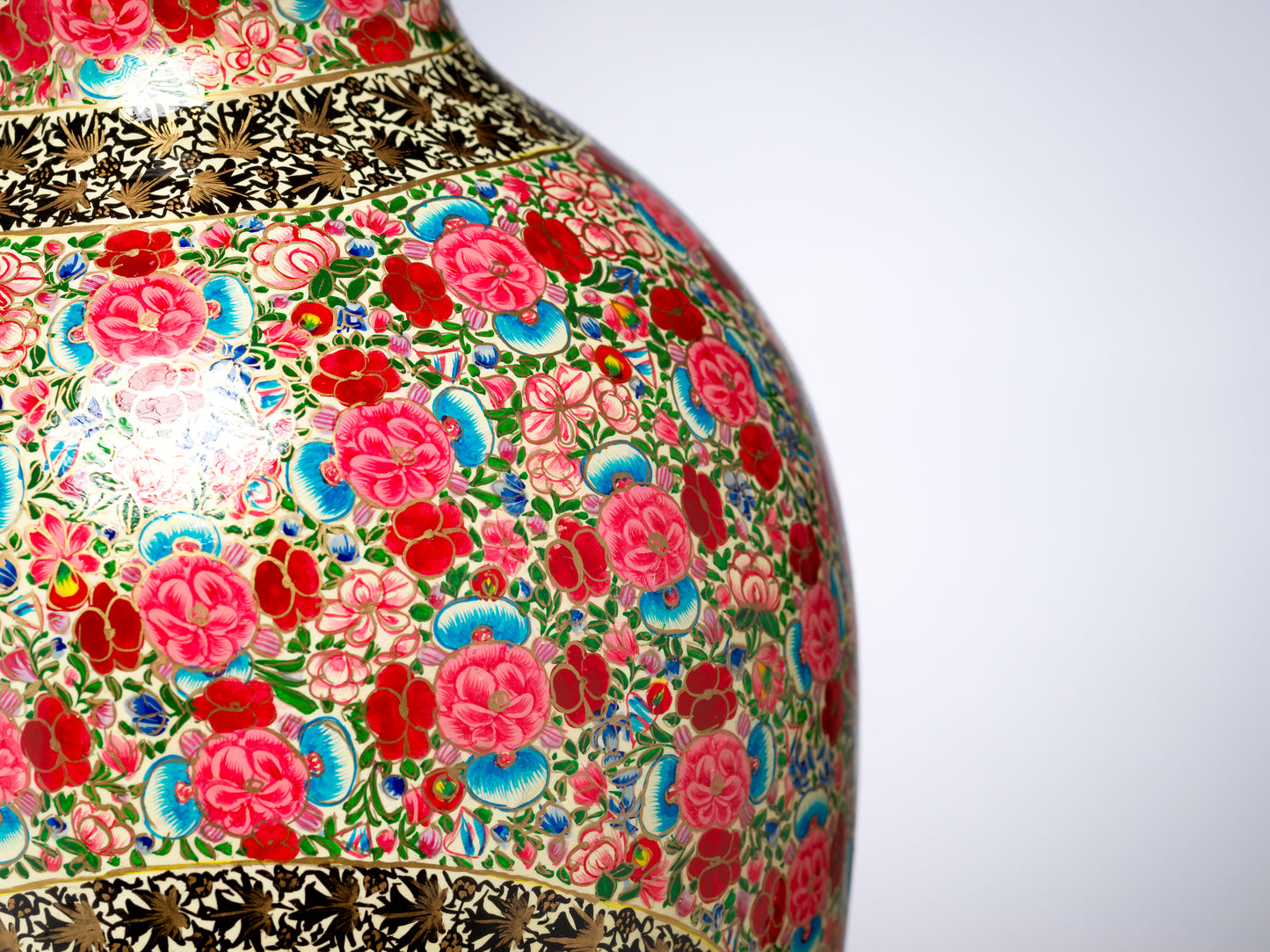 Exquisite Limited Edition Vase – A Timeless Home Decor Masterpiece
