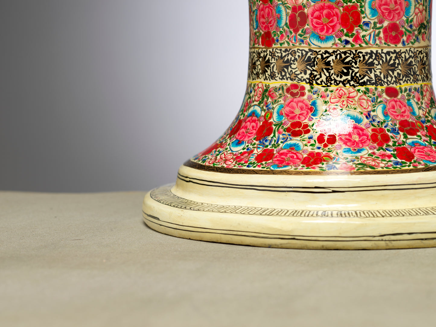 Exquisite Limited Edition Vase – A Timeless Home Decor Masterpiece