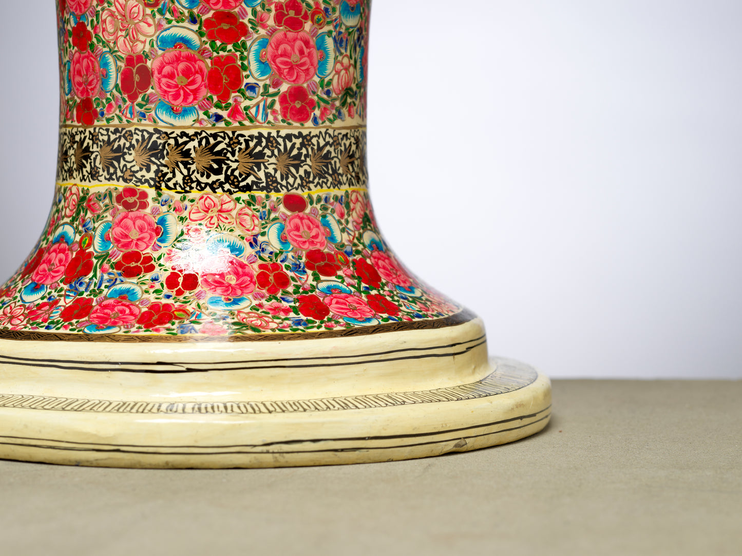 Exquisite Limited Edition Vase – A Timeless Home Decor Masterpiece