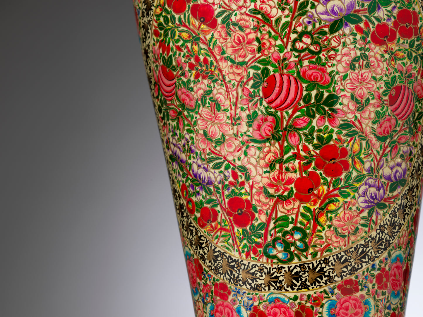 Exquisite Limited Edition Vase – A Timeless Home Decor Masterpiece