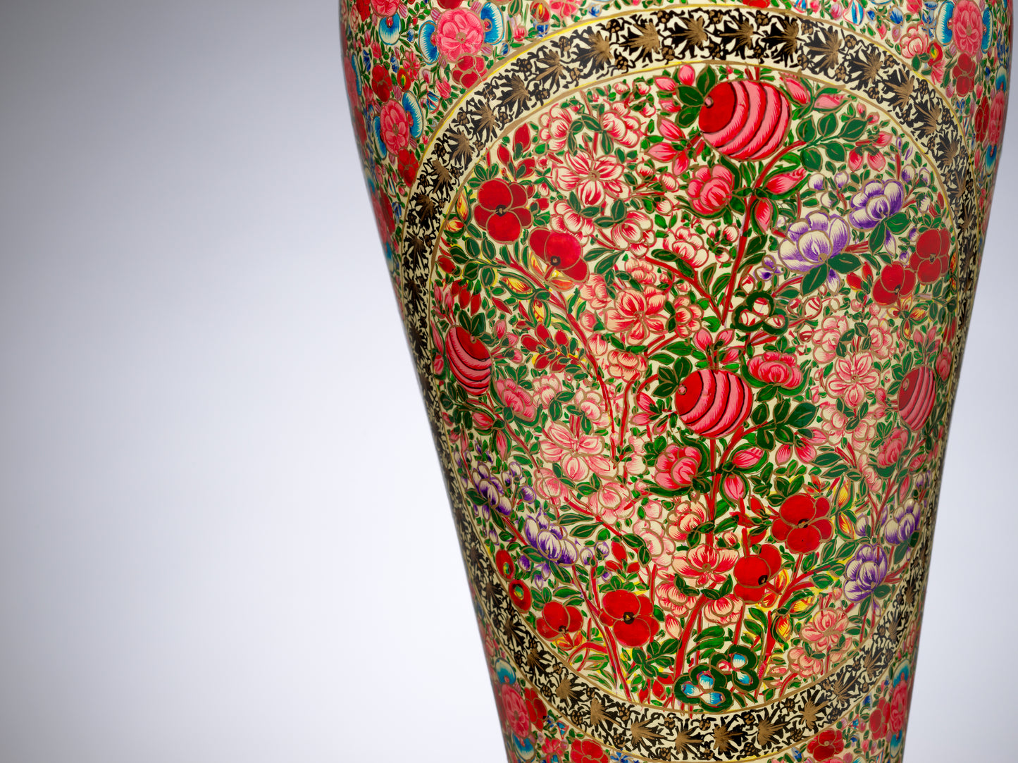 Exquisite Limited Edition Vase – A Timeless Home Decor Masterpiece