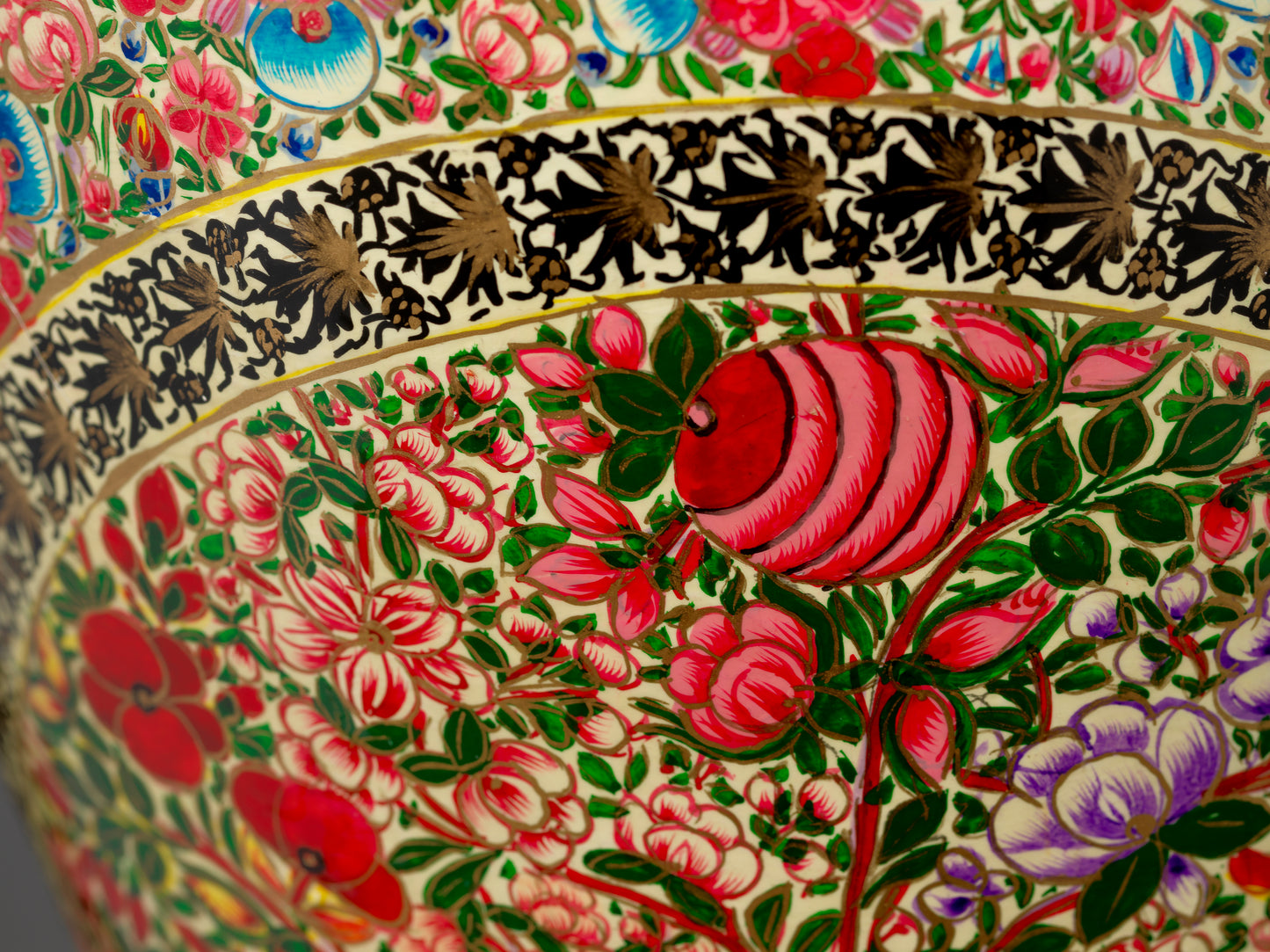Exquisite Limited Edition Vase – A Timeless Home Decor Masterpiece