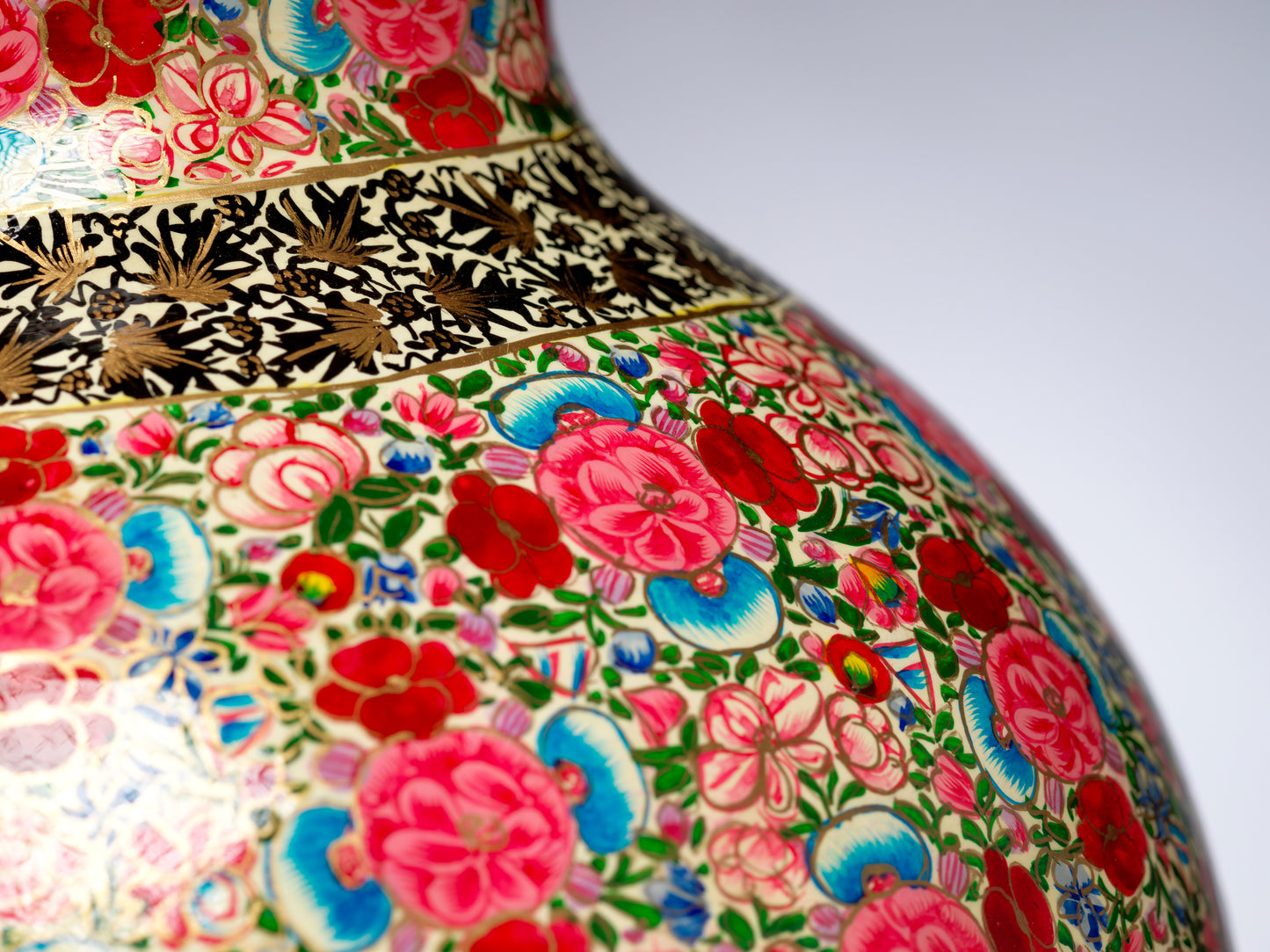 Exquisite Limited Edition Vase – A Timeless Home Decor Masterpiece