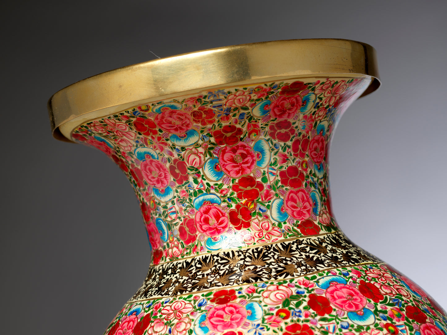 Exquisite Limited Edition Vase – A Timeless Home Decor Masterpiece
