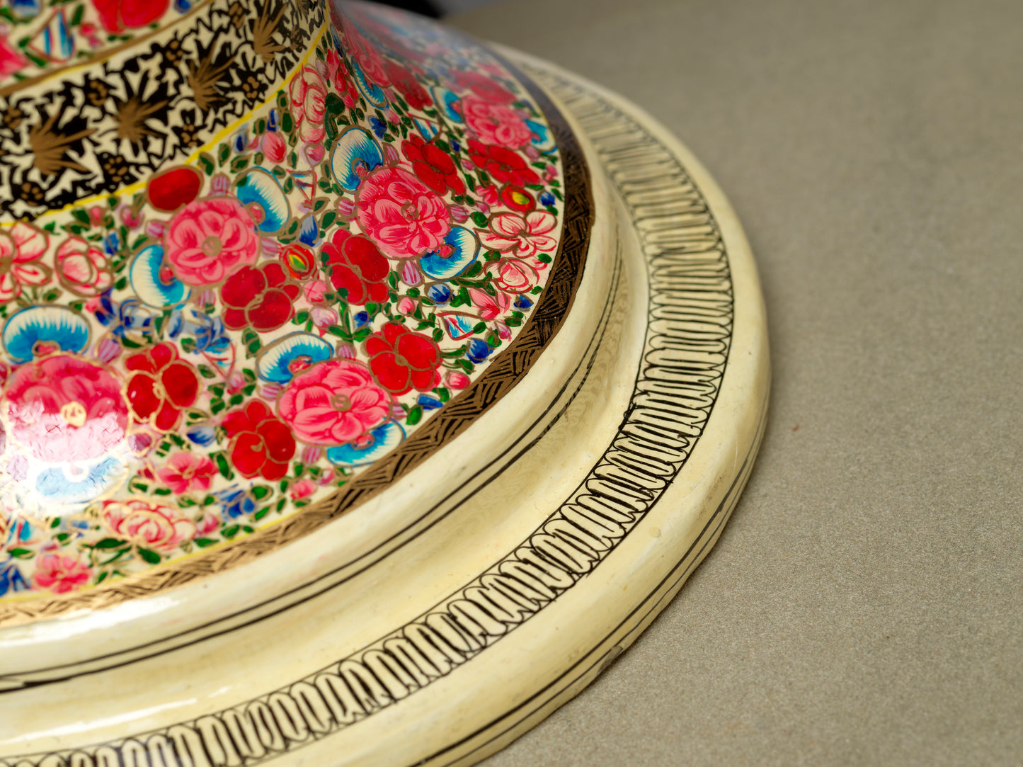 Exquisite Limited Edition Vase – A Timeless Home Decor Masterpiece