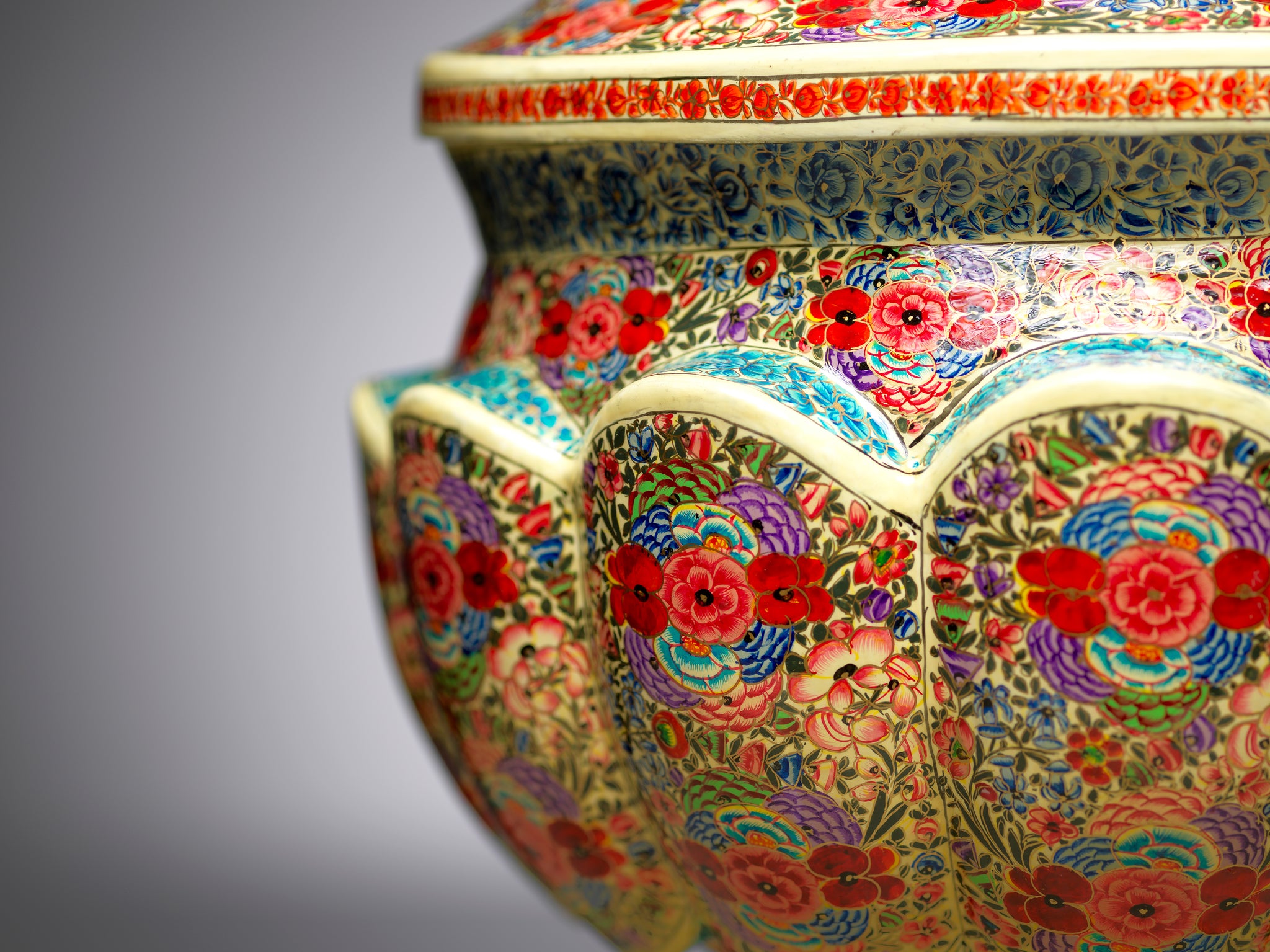 Exquisite Fruit Bowl – A Stunning Home Decor Piece