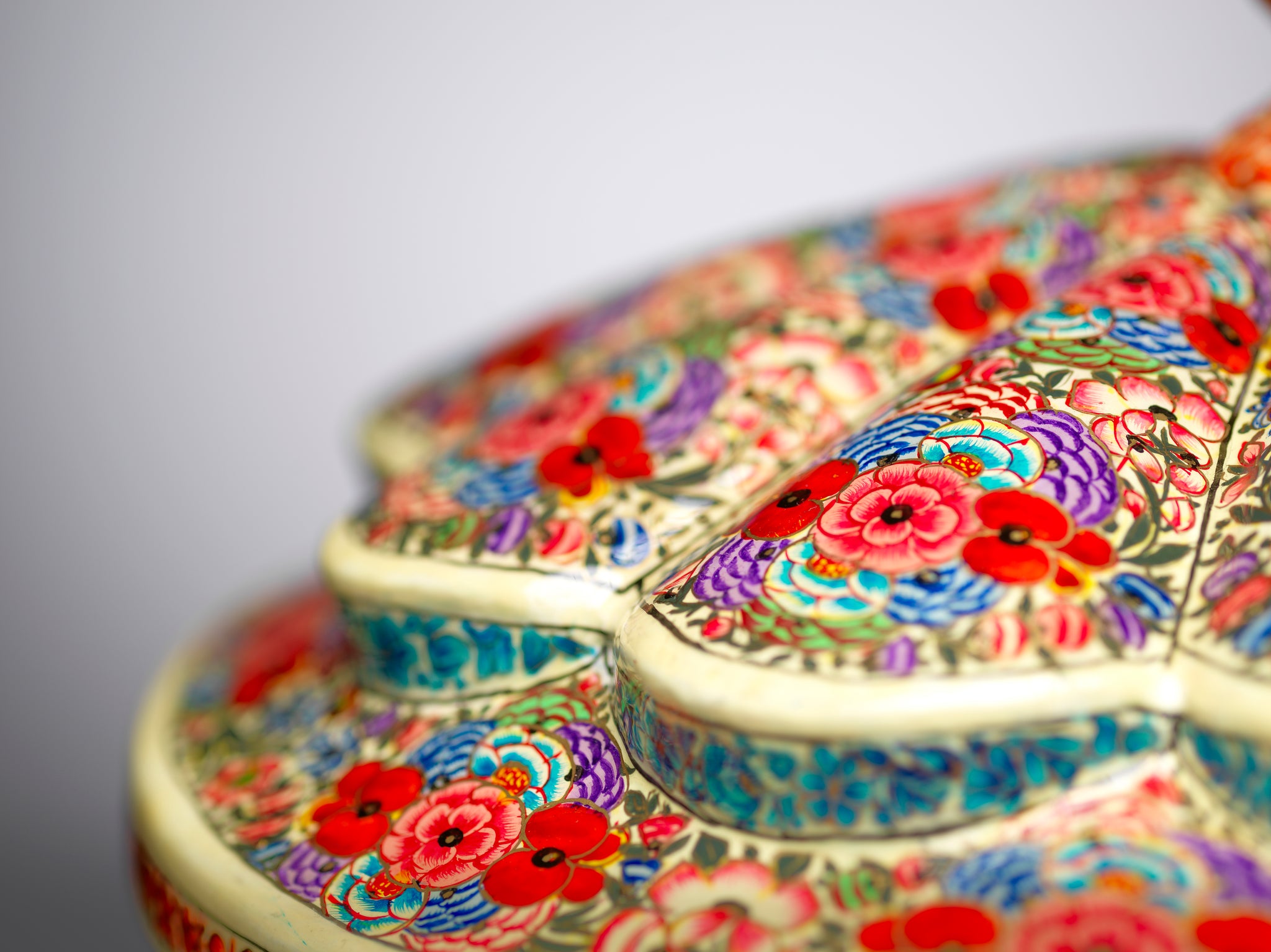 Exquisite Fruit Bowl – A Stunning Home Decor Piece