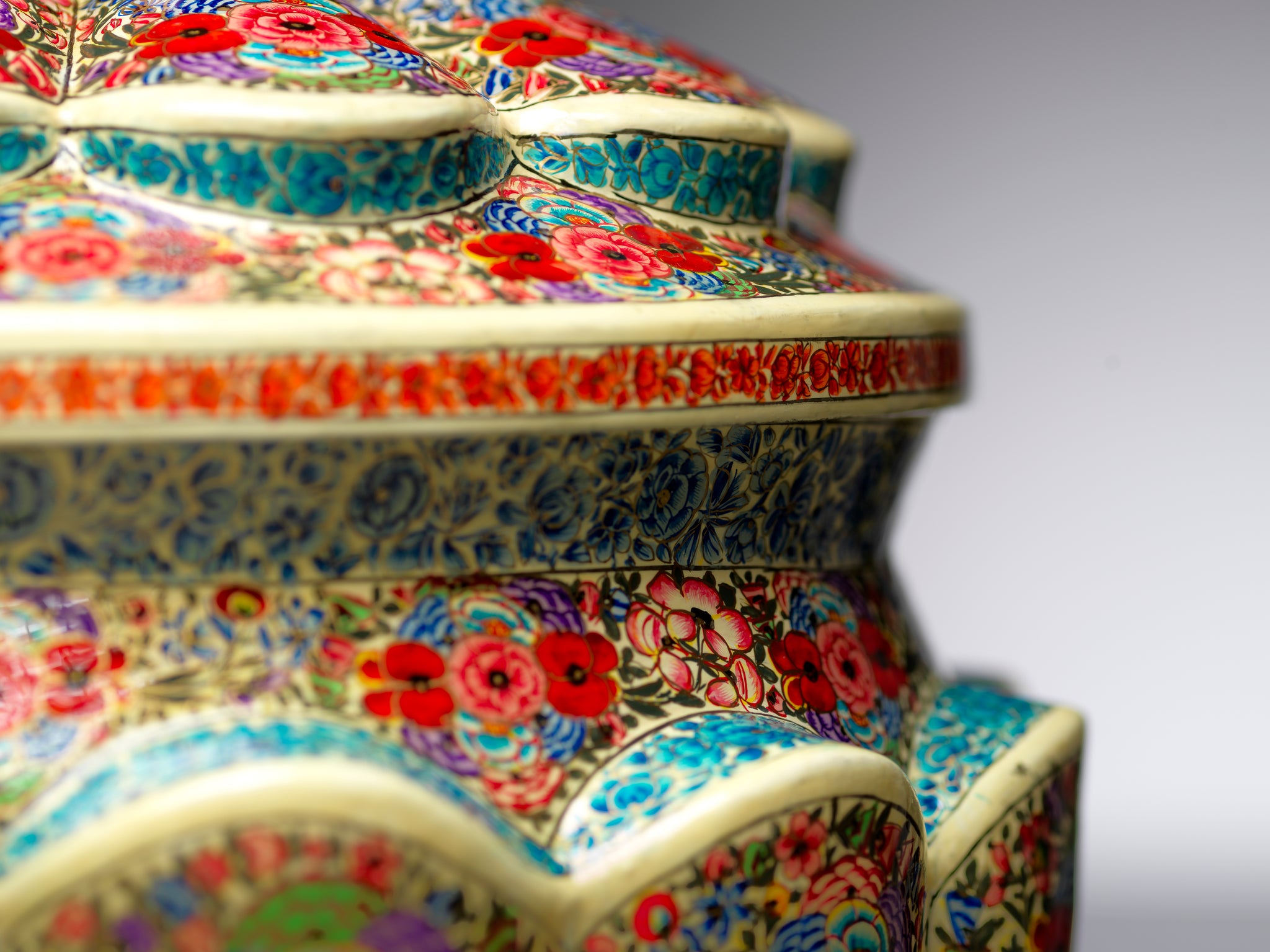 Exquisite Fruit Bowl – A Stunning Home Decor Piece