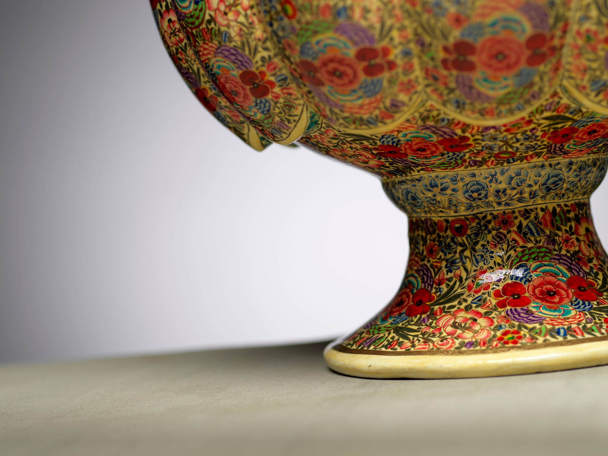 Exquisite Fruit Bowl – A Stunning Home Decor Piece