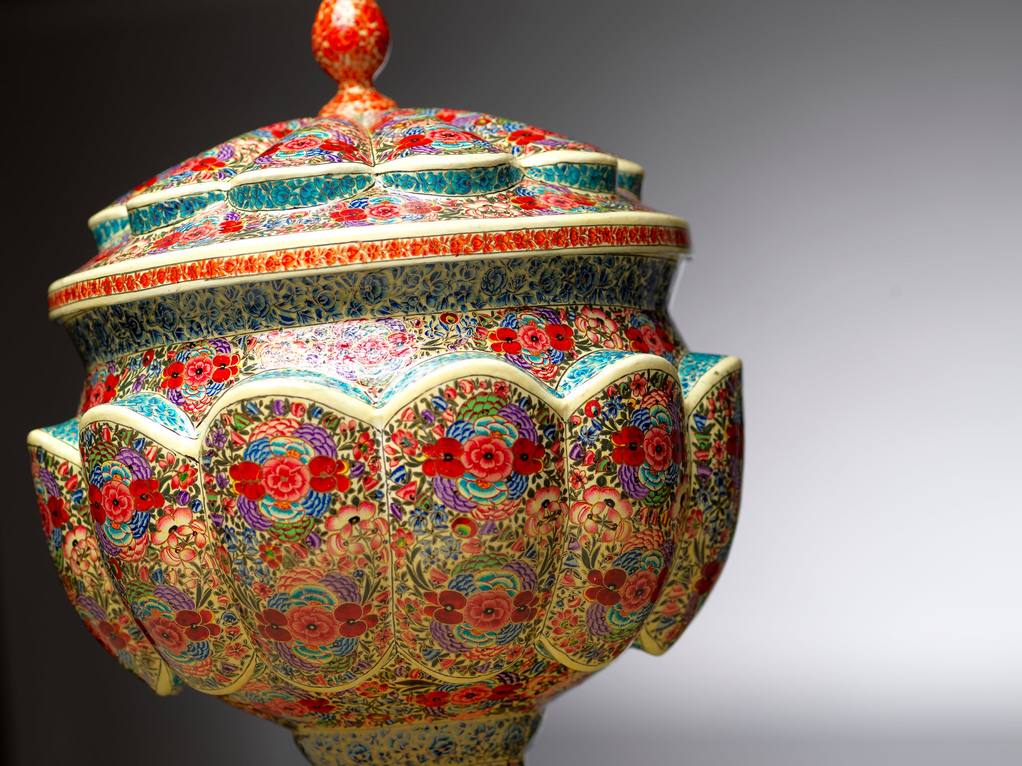 Exquisite Fruit Bowl – A Stunning Home Decor Piece